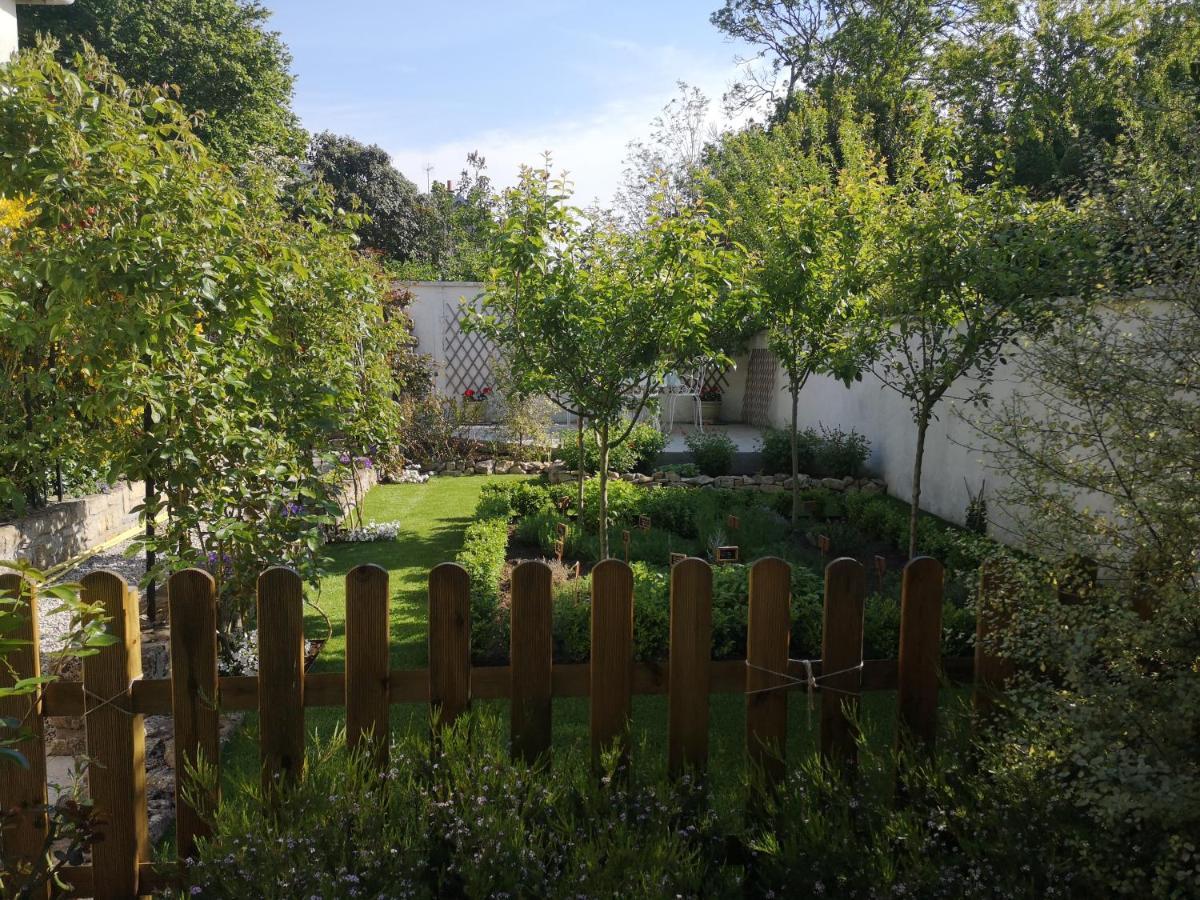 Maison Bayeux: Charming Garden Retreat Near Centre *